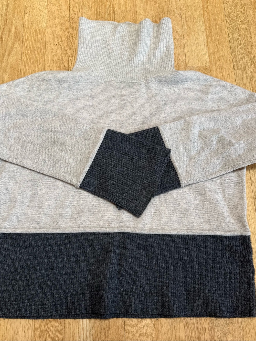 Women's Two-Tone Cashmere Turtleneck Sweater - Light Gray & Dark Gray